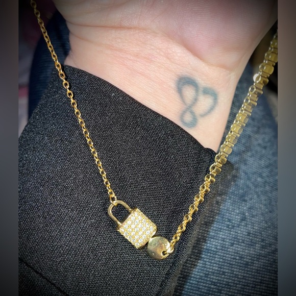 Lock & Key 🔐 Necklace - Picture 4 of 5